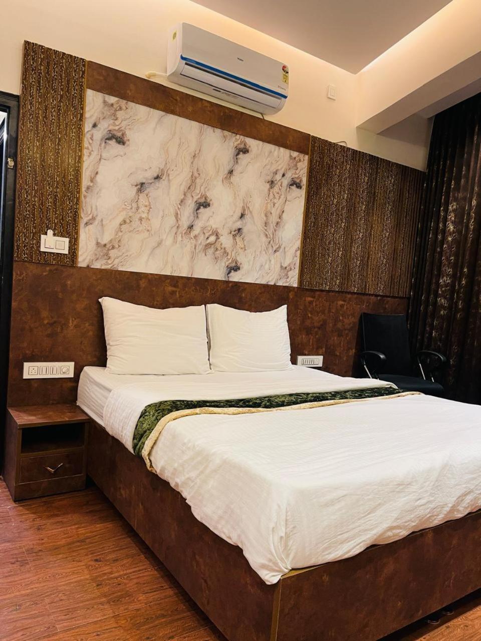 The Taaj Inn Bangalore Bagian luar foto